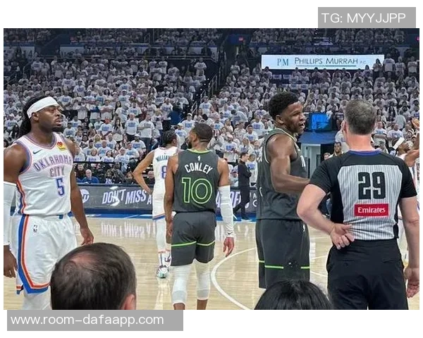 爱德华兹现场脱下比赛球衣赠送球迷令人惊叹的温暖瞬间